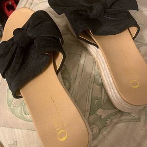 Black bow tie wedges, NWT